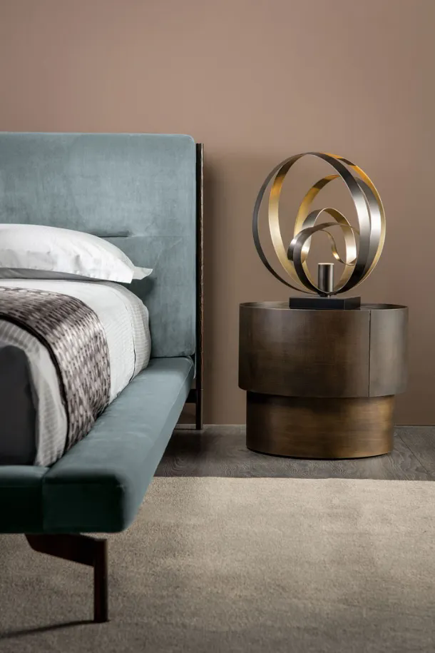 Lampada da tavolo in ferro finitura bronzo Rodin di Cantori