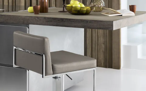 Sgabello girevole e regolabile in altezza in pelle Even Plus di Calligaris