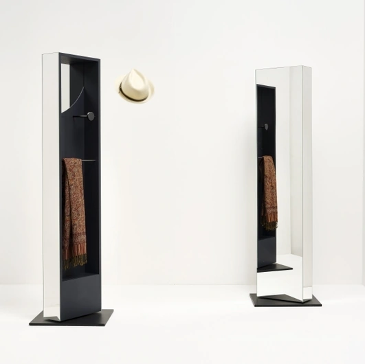 Specchio appendiabiti Black Mirror di Minotti Italia