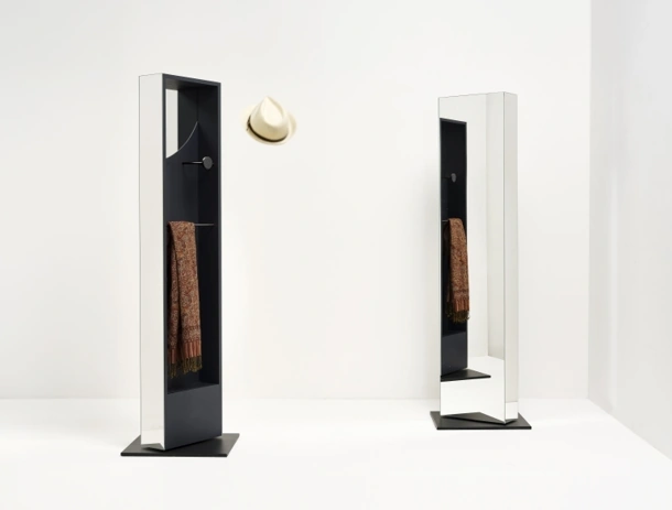 Specchio appendiabiti Black Mirror di Minotti Italia