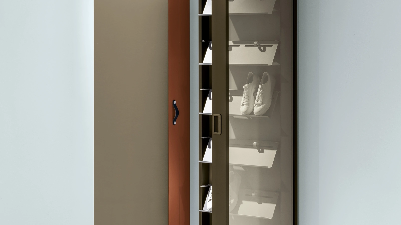 Scarpiera specchiera Box di Kristalia