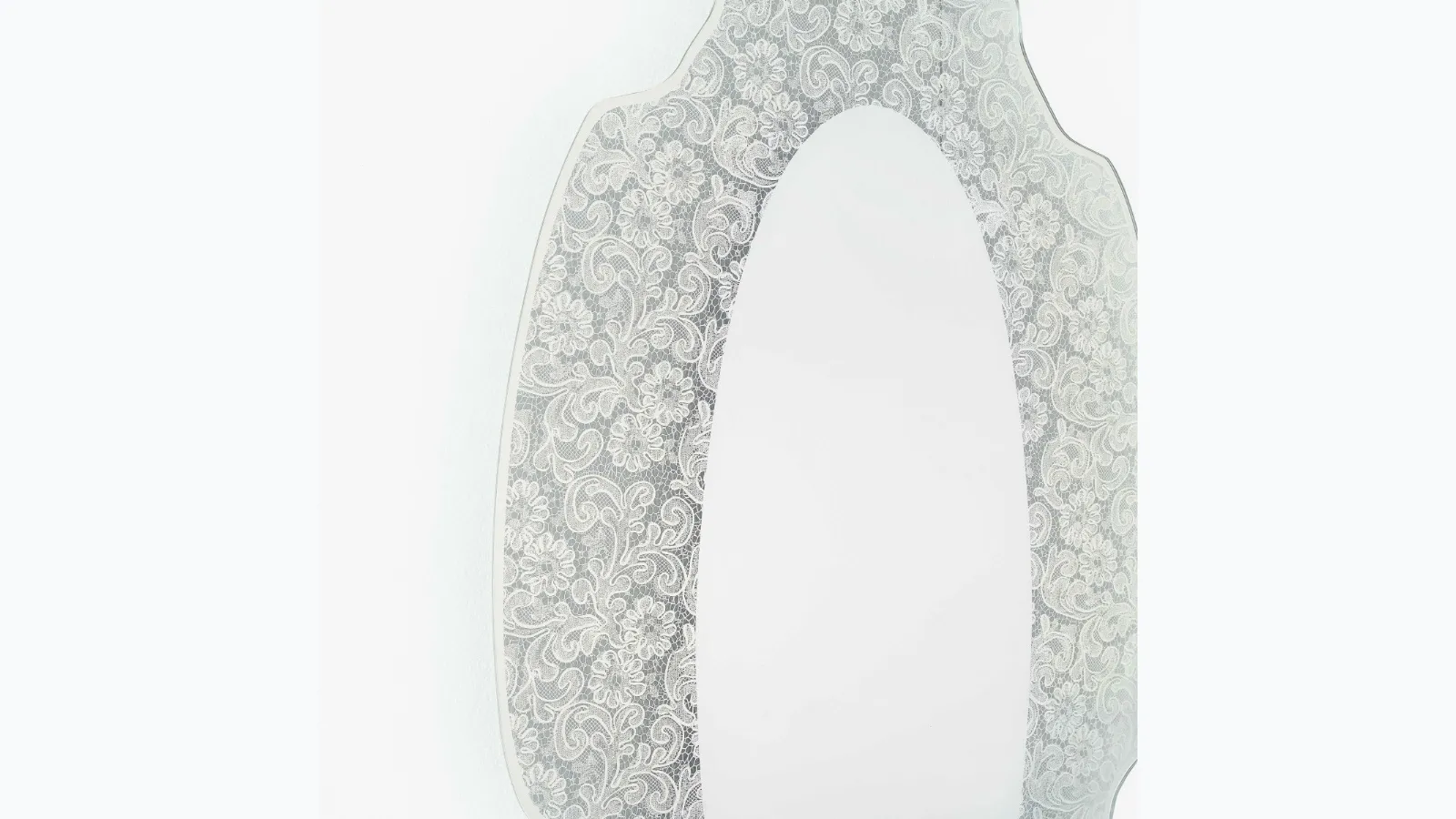 Specchio Spizzo con inserto in pizzo specchiante di Glas Italia