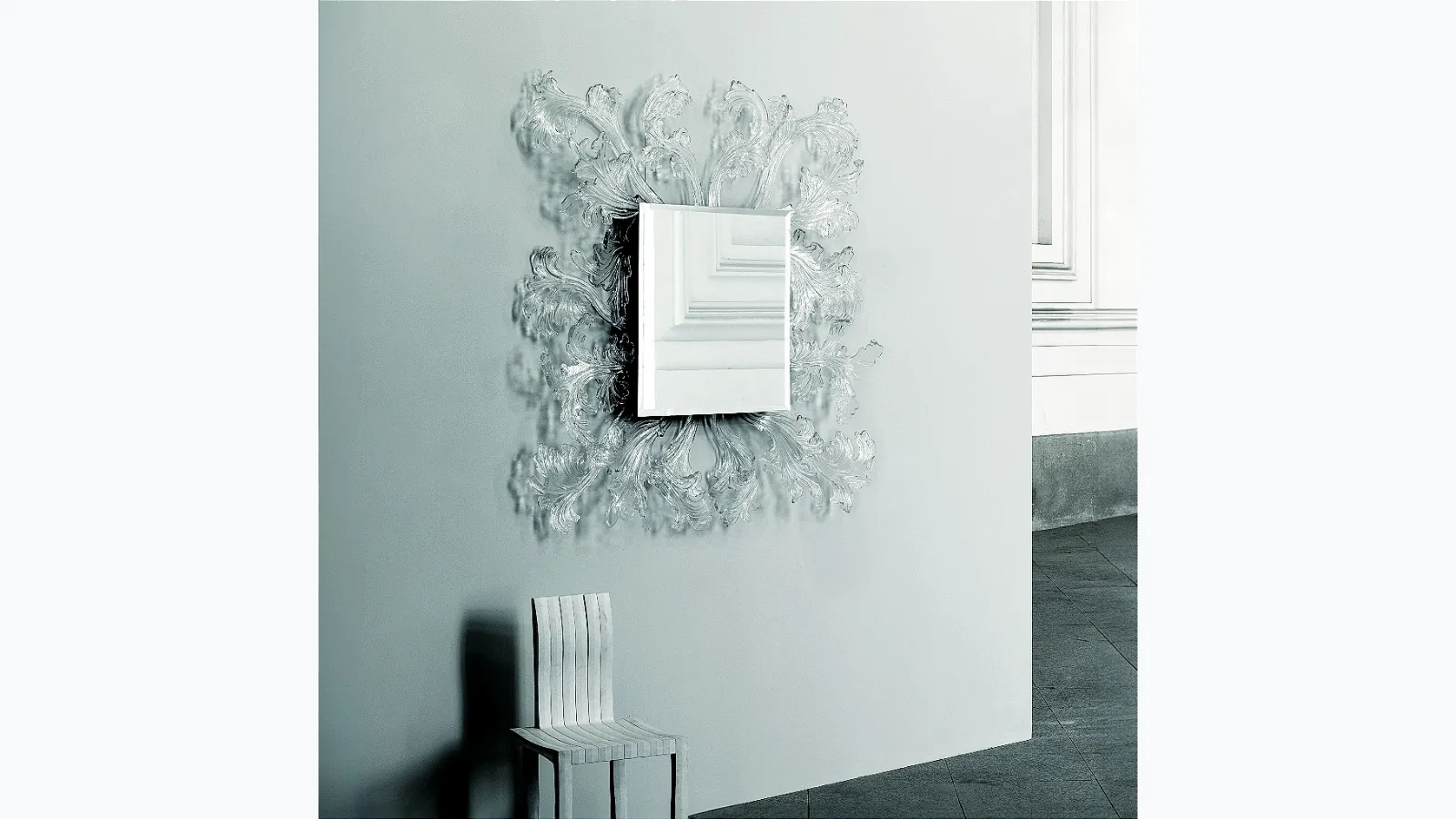 Specchio Sturm und Drang con cornice in cristallo di Murano di Glas Italia