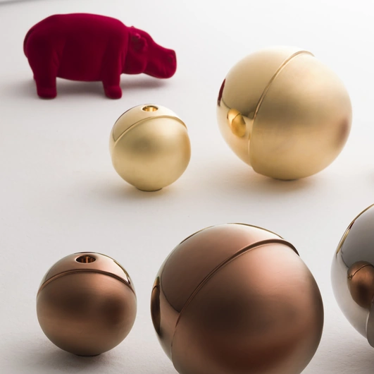 Portacandela Half Candle in ceramica placcata di Adriani e Rossi