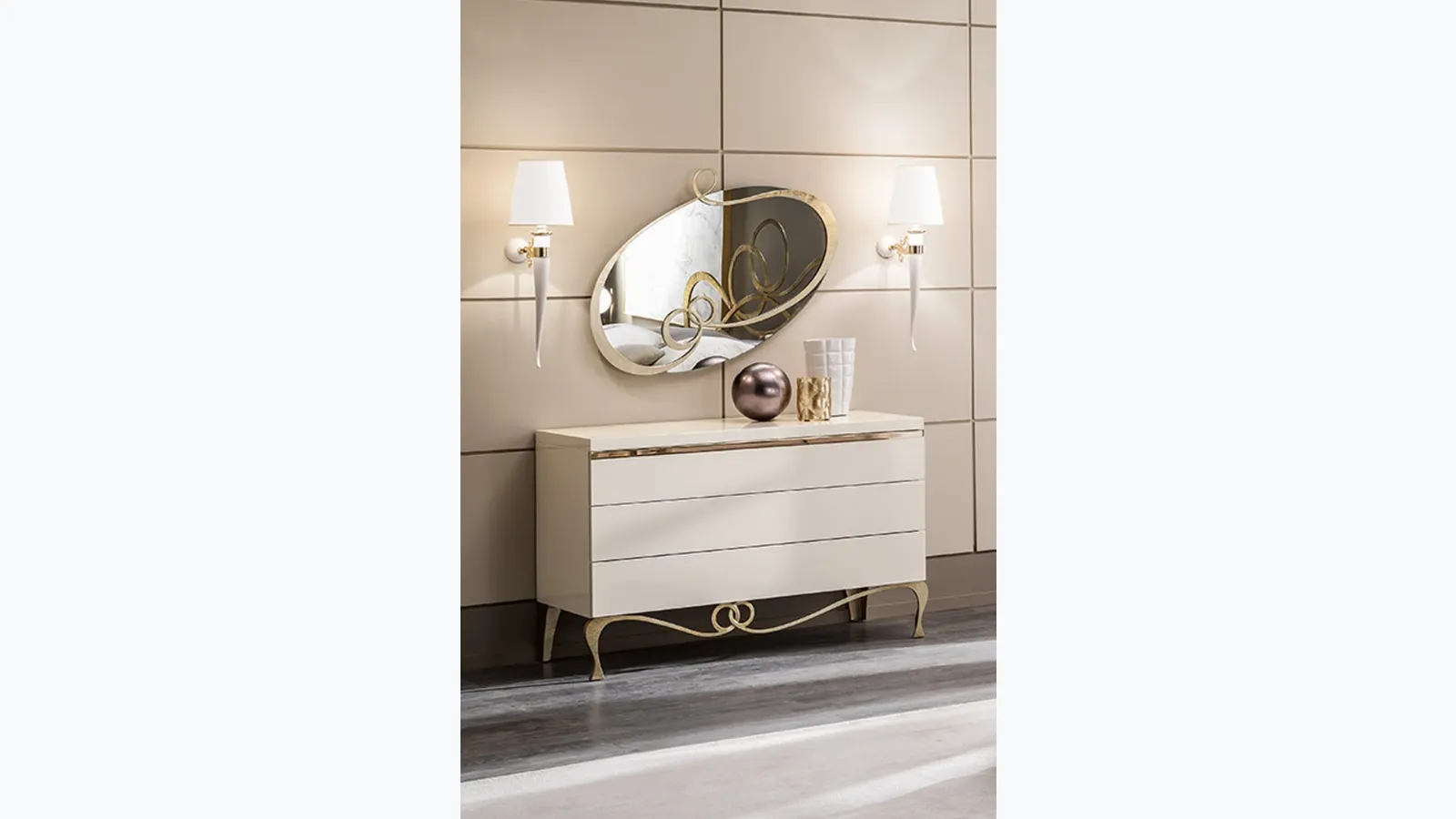 Specchio classico ovale con cornice in ferro battuto e decorato J'Adore di Cantori