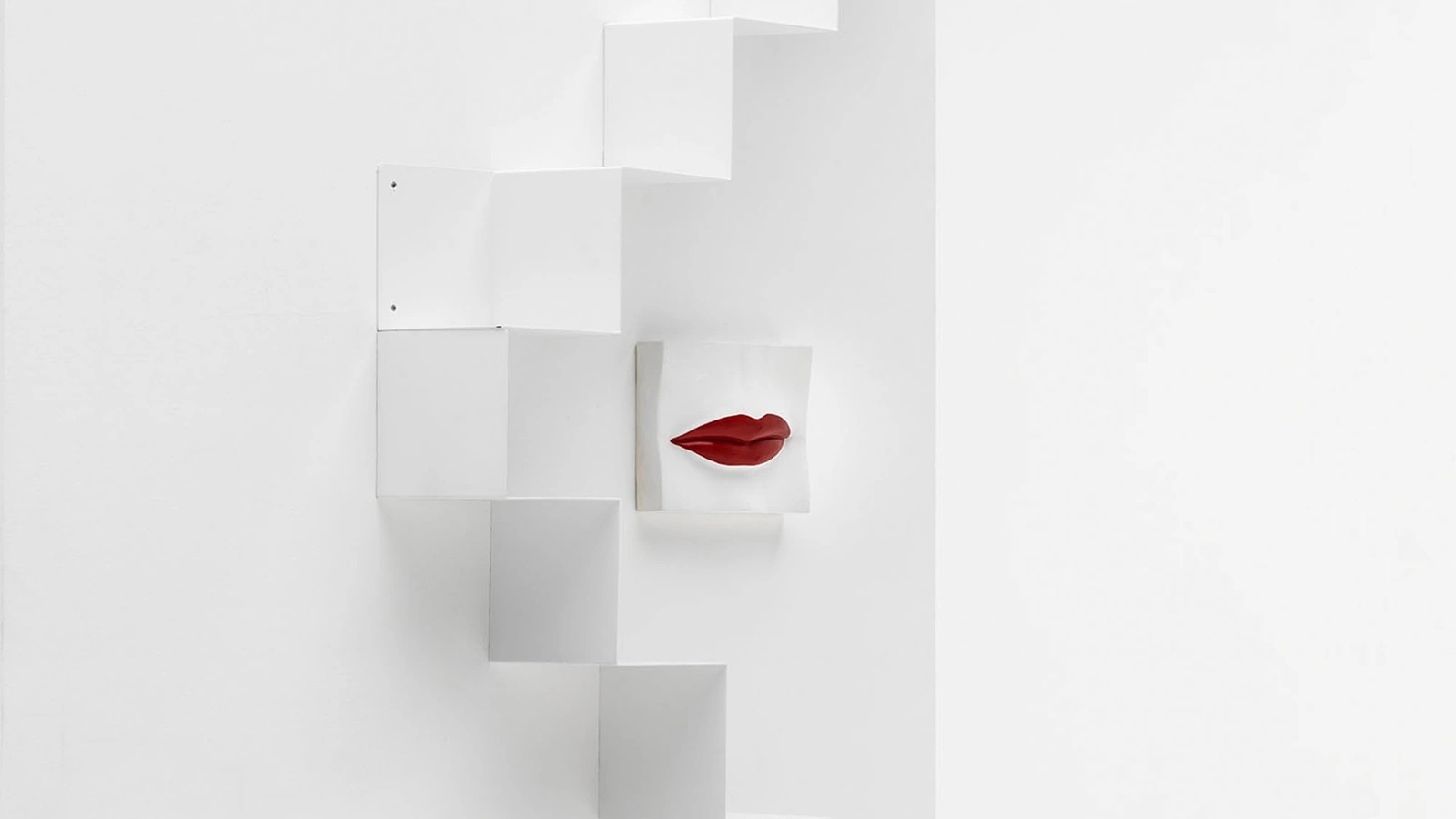 Mensola Trea in acciaio laccato bianco di Adriani e Rossi