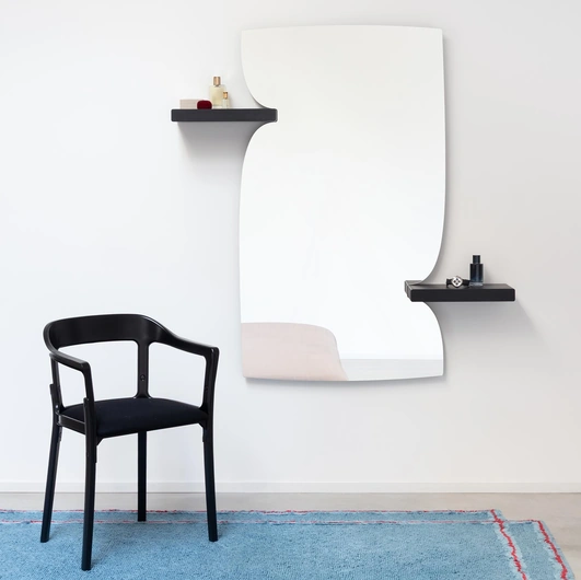 Specchio Morphed Mirror con mensole di Magis
