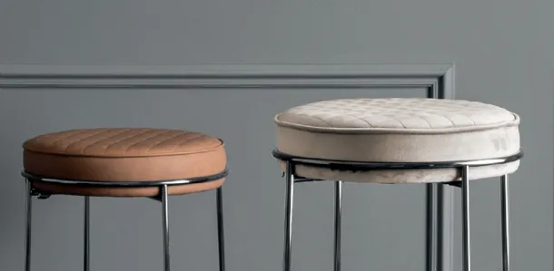 Pouf Atollo in velluto imbottito e trapuntato con base in metallo di Calligaris