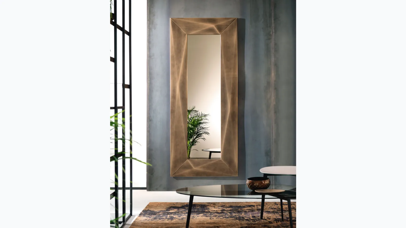 Specchio Diamond con cornice in ottone spazzolato di Riflessi