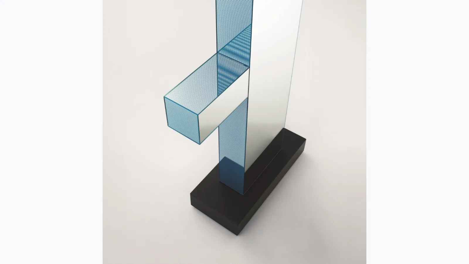 Specchiera a totem Shibam 1 con mensola portaoggetti e basamento in granito nero di Glas Italia