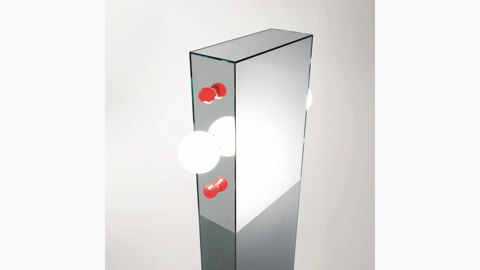 Specchiera a totem con lampadine rosse e bianche e base in granito nero Shibam 2 di Glas Italia