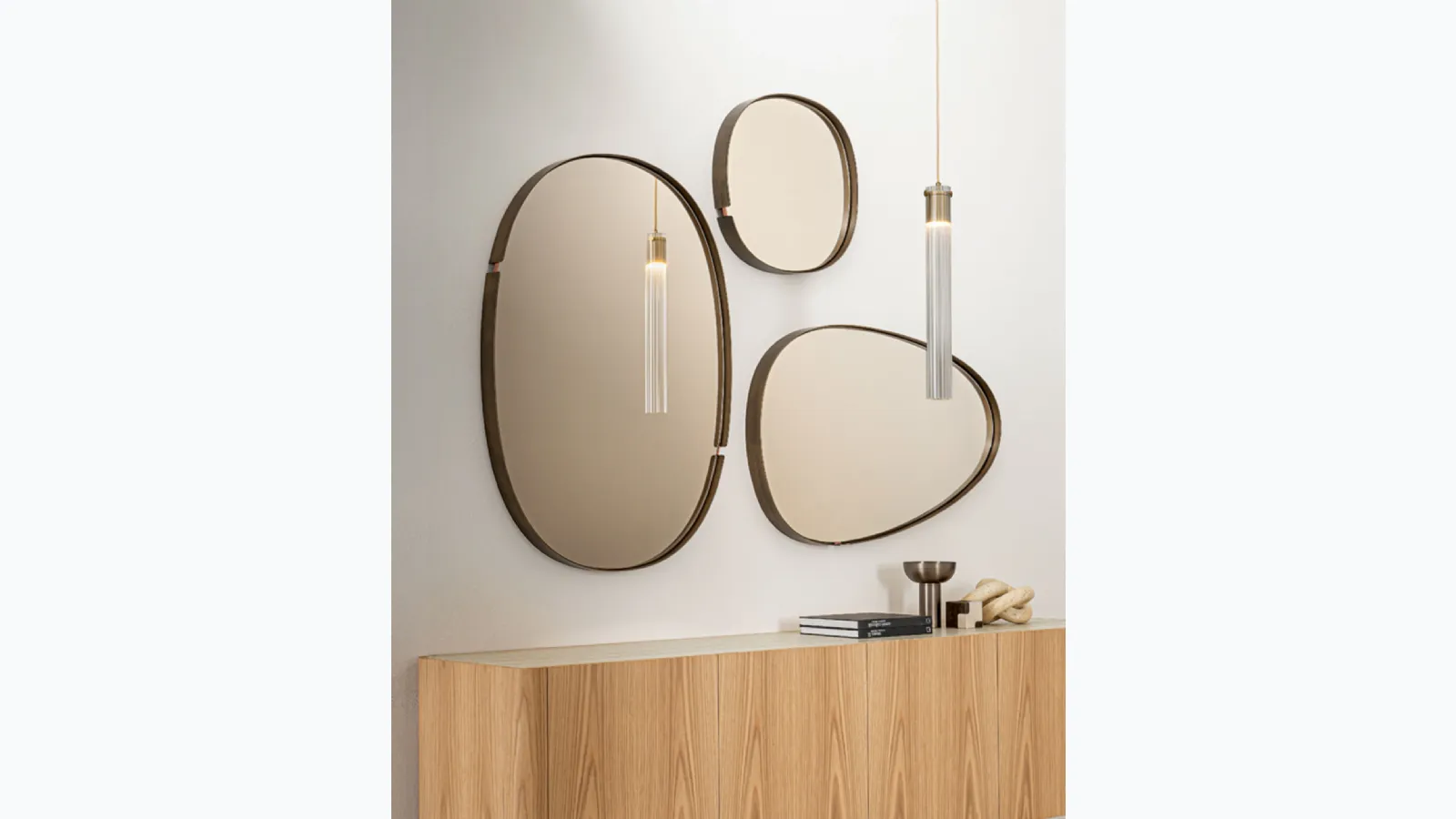 Specchio con cornice in metallo verniciato Lumière di Riflessi