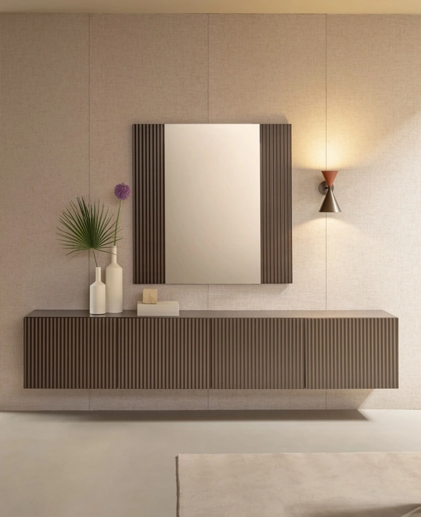 Specchio Onda con cornice in legno cannettato di Riflessi