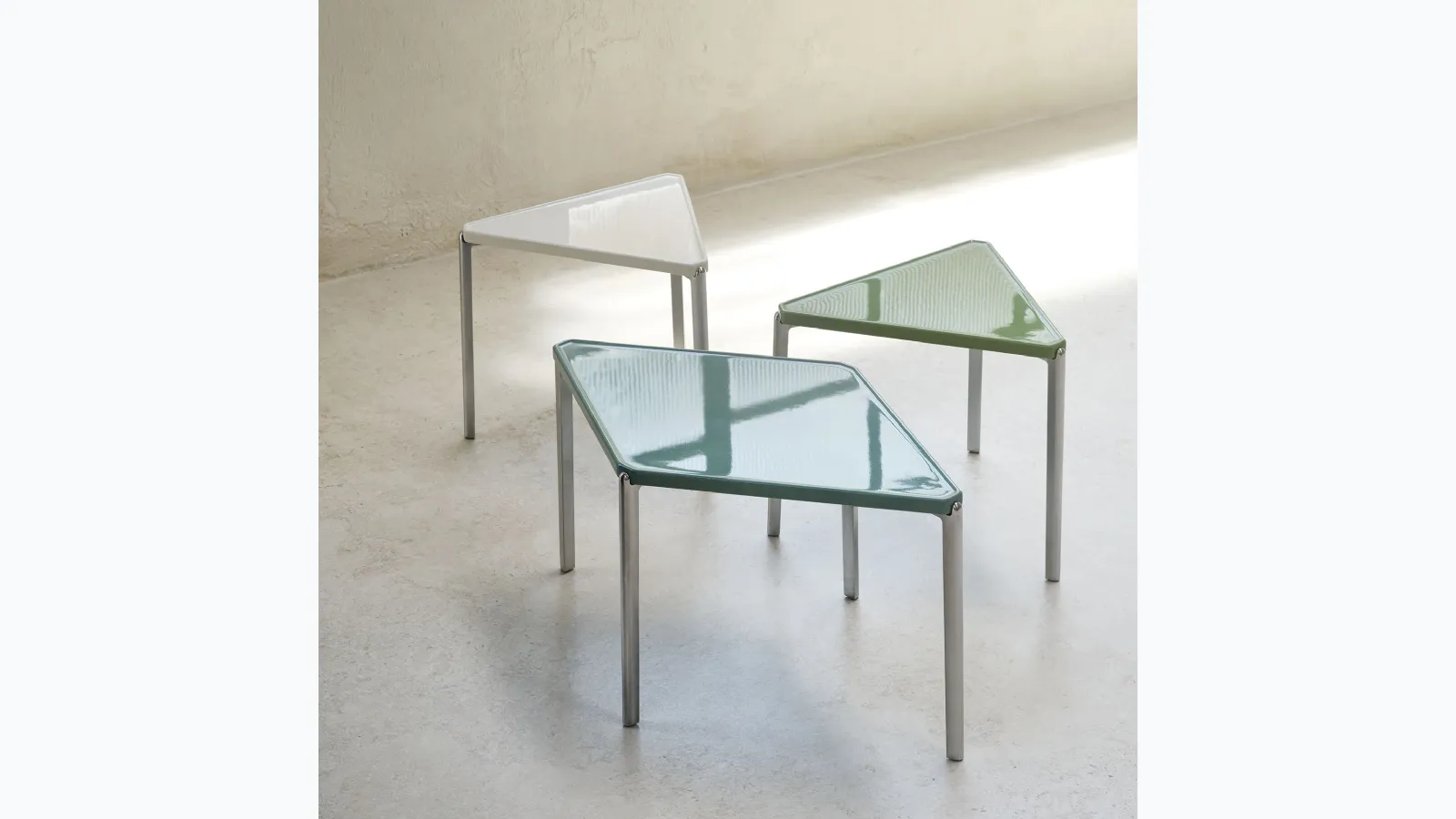 Tavolino Tambour in cemento verniciato lucido e alluminio di Magis