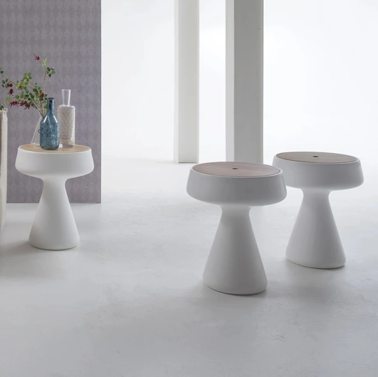 Tavolino di design Maki in polietilene con top in legno di Tonin Casa