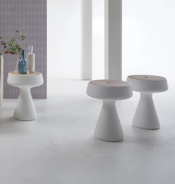 Tavolino di design Maki in polietilene con top in legno di Tonin Casa