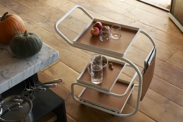 Tavolino carrello Zenzero in acciaio con tasca in cuoio di Opinion Ciatti