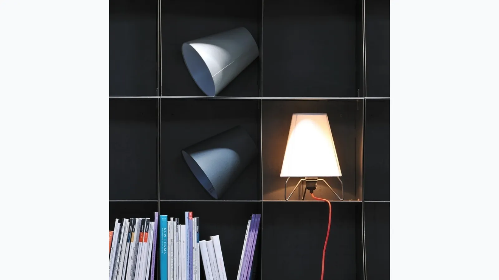 Lampada da tavolo in tessuto con struttura in metallo Jet Table di Adriani e Rossi