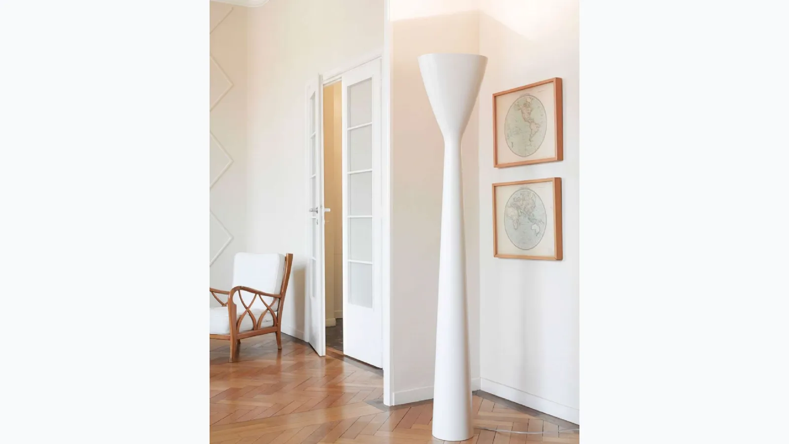 Lampada da terra scultorea ed essenziale Carrara di Luceplan