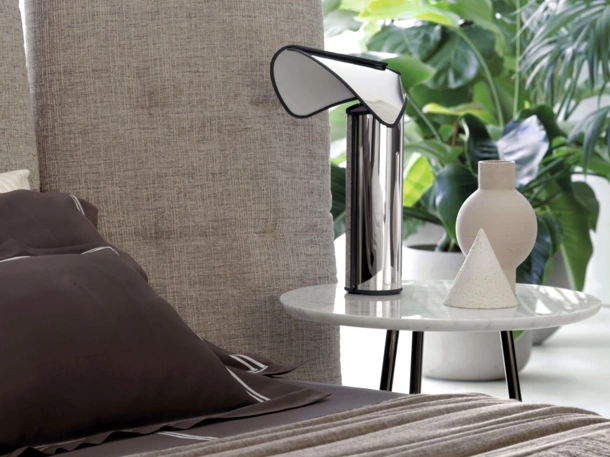 Lampada Chiara Table in alluminio riflettente di Flos