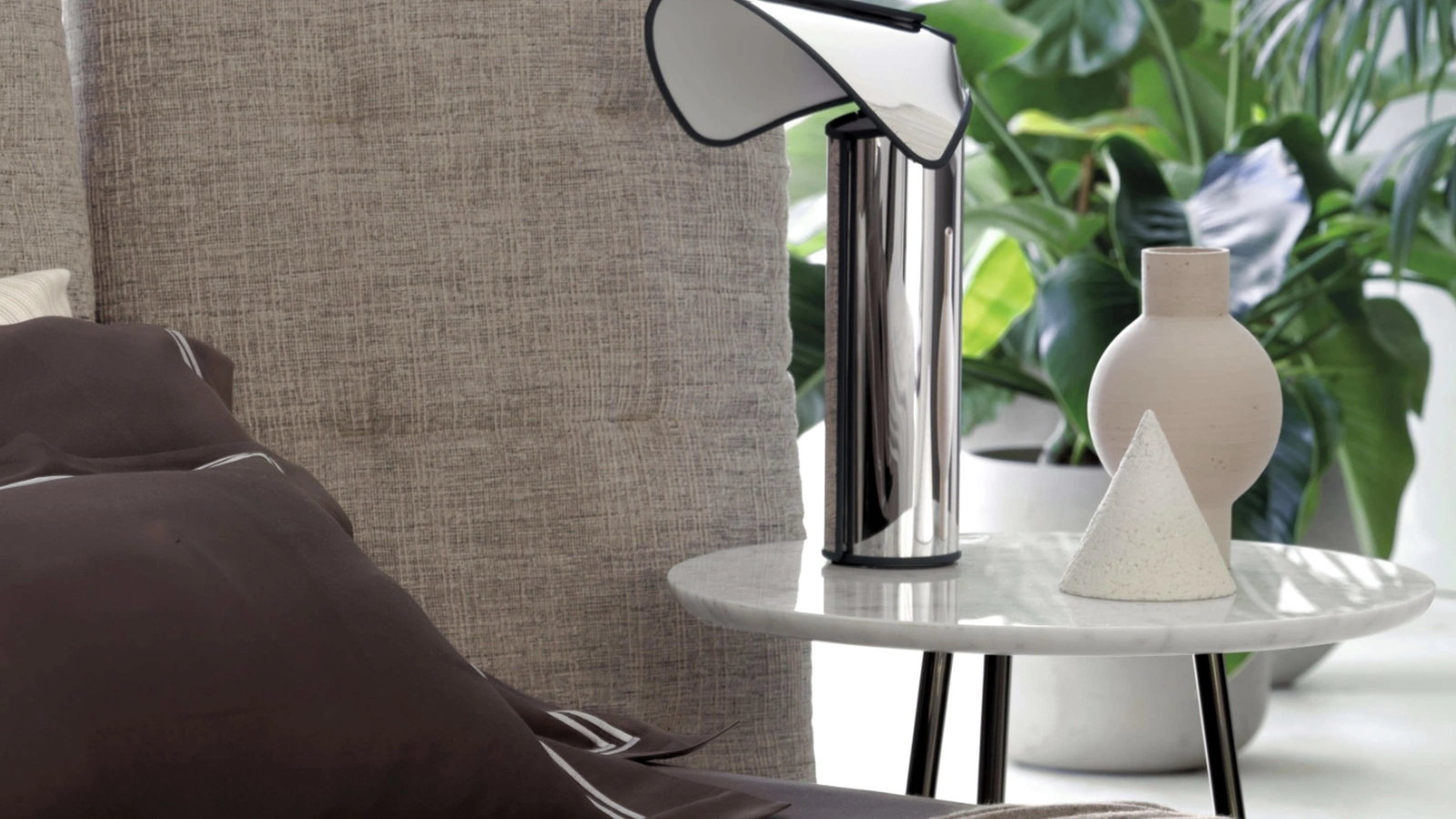 Lampada Chiara Table in alluminio riflettente di Flos