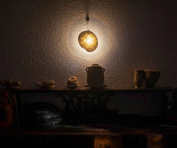 Lampada da parete con elemento in marmo collocato al centro di un disco in polimetilmetacrilato trasparente Gem di Foscarini