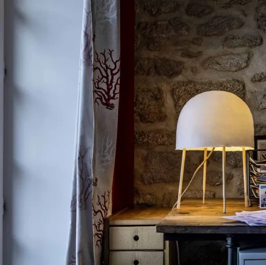 Lampada da tavolo Kurage in carta washi e frassino di Foscarini