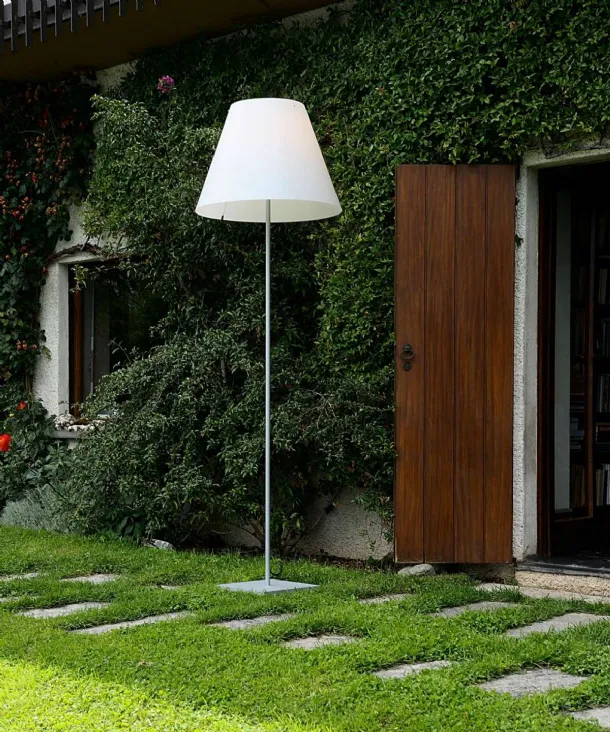 Lampada da esterni da terra in policarbonato e acciaio inossidabile Grande Costanza Open Air di Luceplan