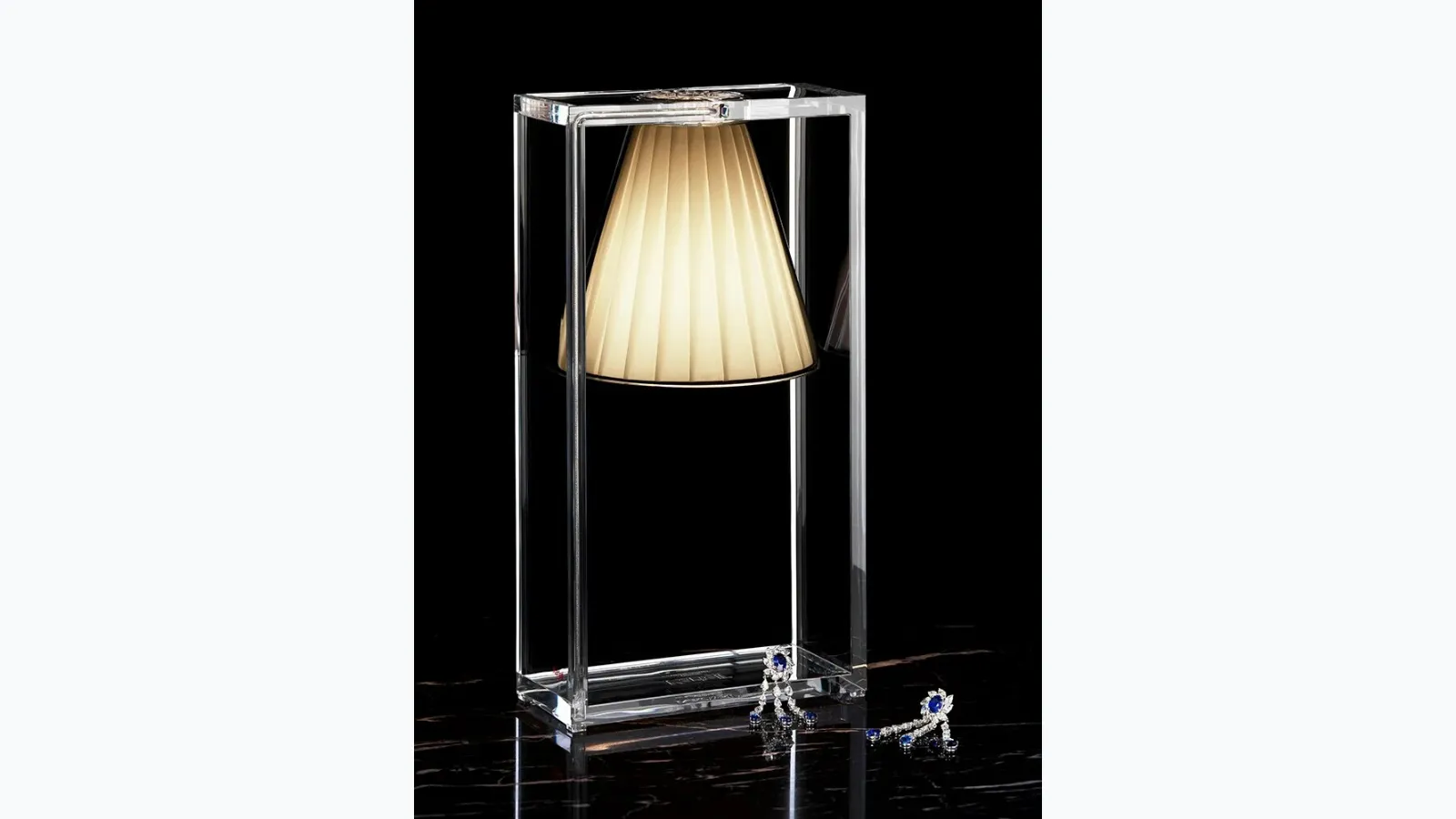 Lampada da tavolo Light Air in policarbonato e tessuto di Kartell
