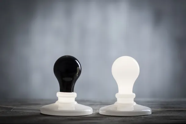 Lampada da tavolo Light Bulb in vetro soffiato e alluminio di Foscarini