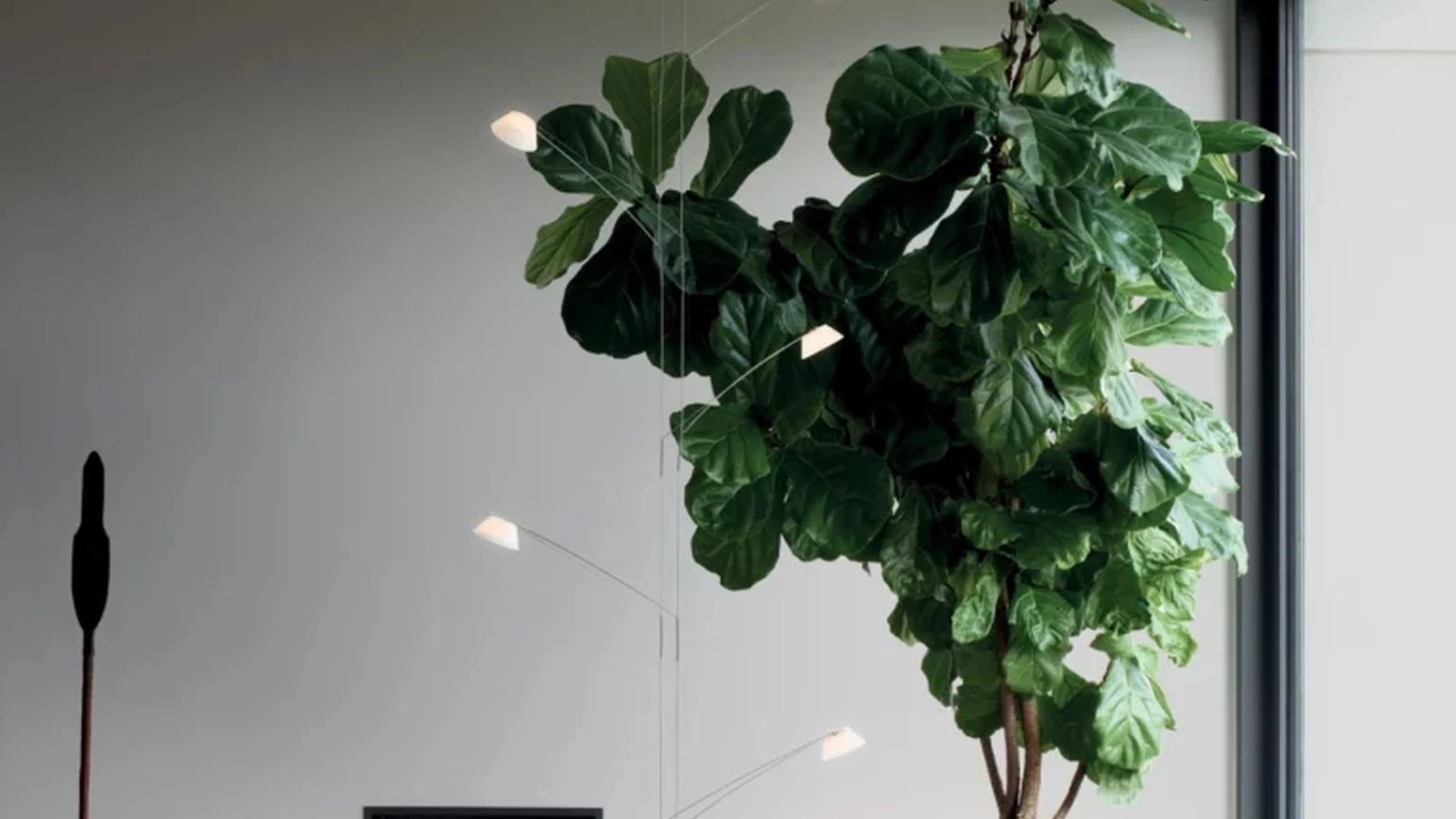 Lampada da terra Liiu di Luceplan