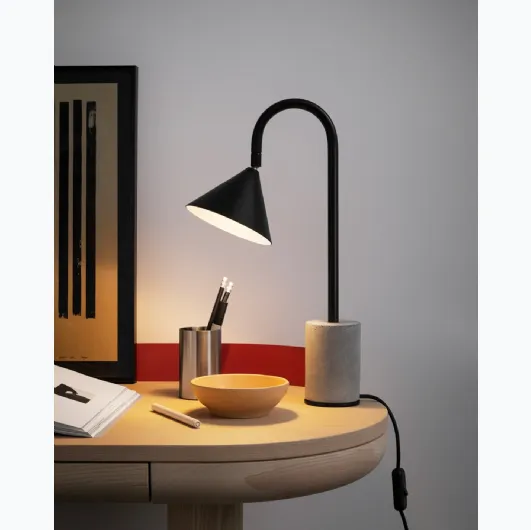 Lampada da tavolo in metallo laccato con basamento in calcestruzzo Ozz Desk di Miniforms