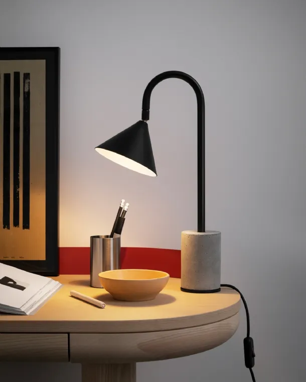 Lampada da tavolo in metallo laccato con basamento in calcestruzzo Ozz Desk di Miniforms