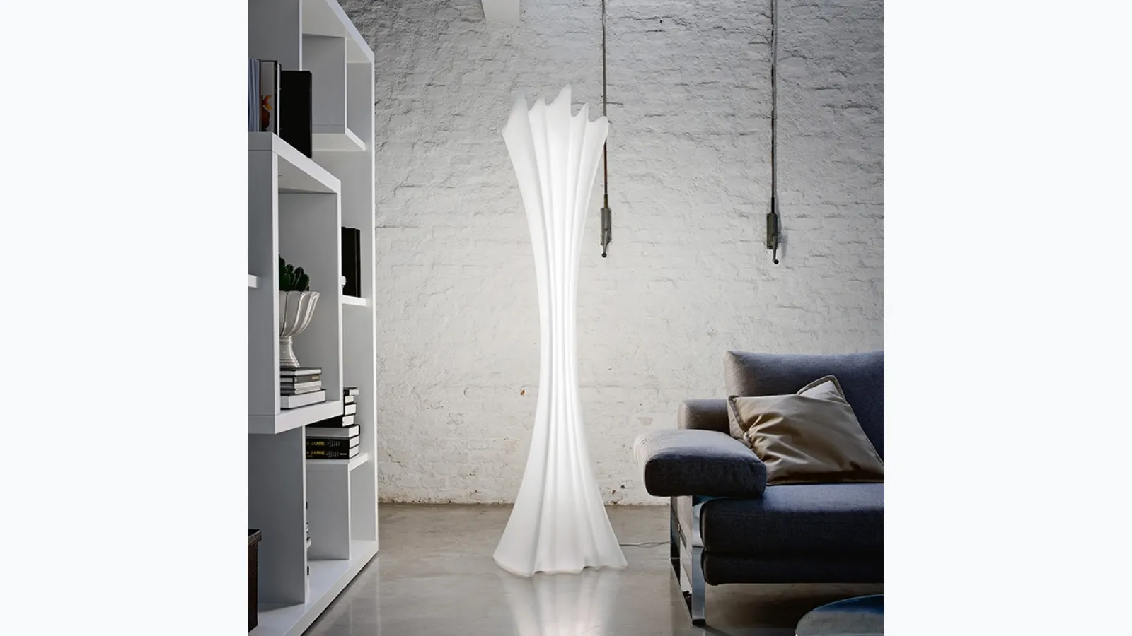 Lampada appendiabiti da terra in polietilene bianco Sipario Light di Cattelan Italia