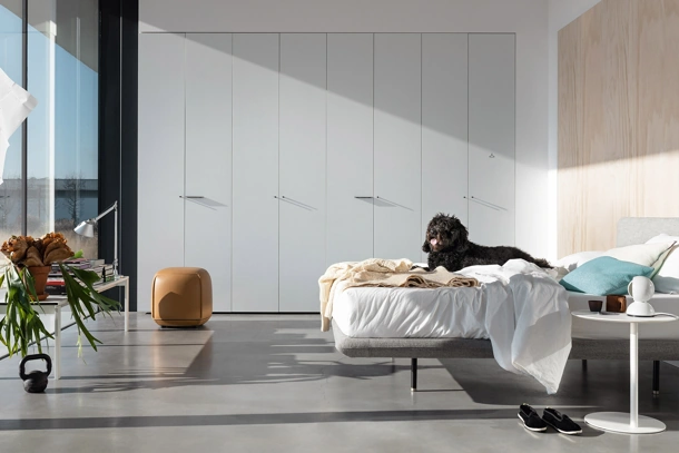 Armadio con ante battenti Aria Simple di Kristalia