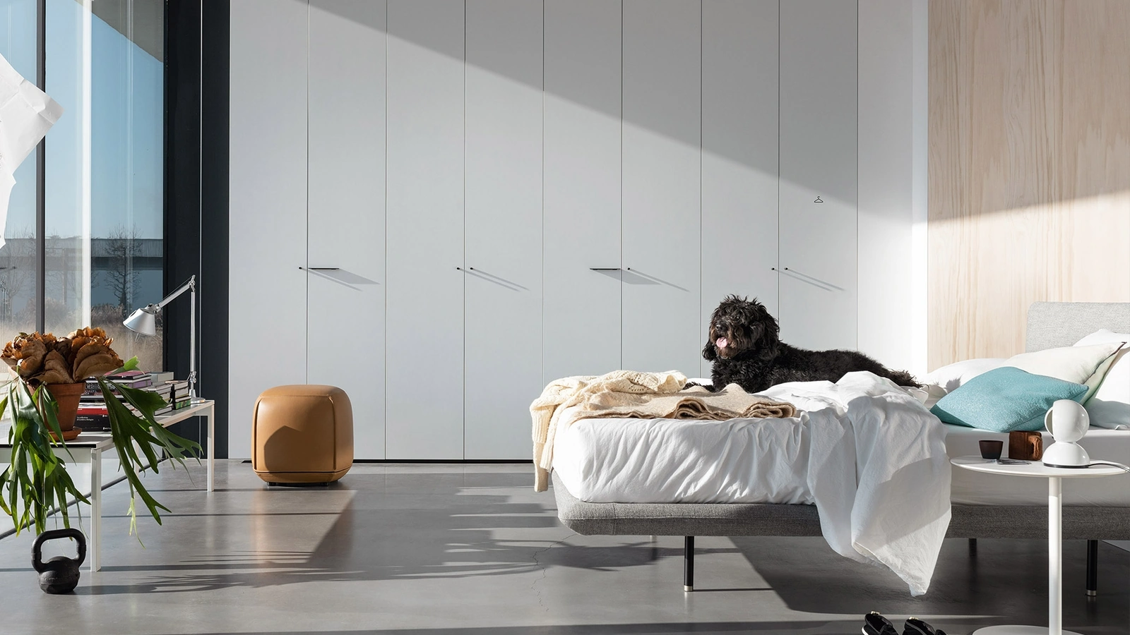 Armadio con ante battenti Aria Simple di Kristalia