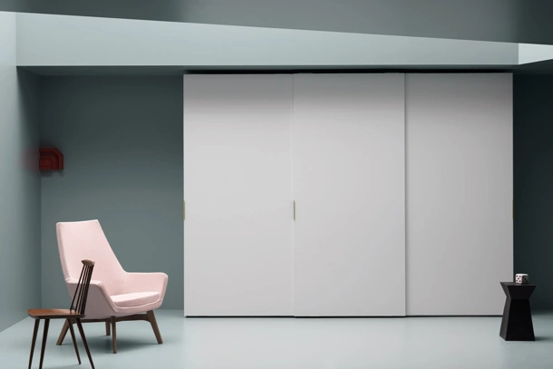 Armadio con ante scorrevoli Aria Simple di Kristalia