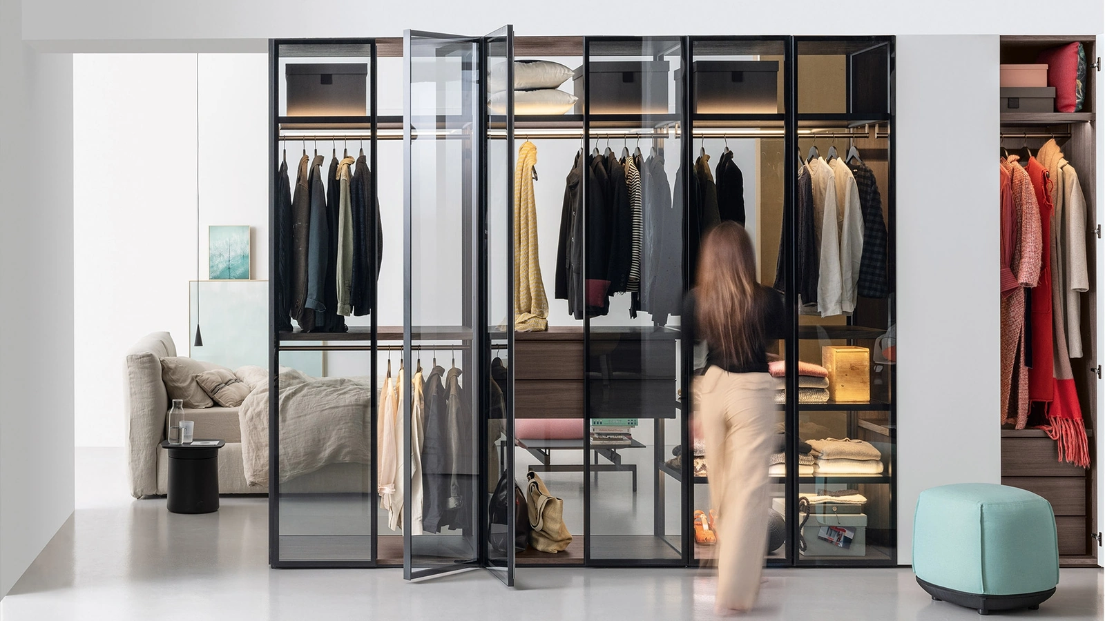 Armadio con ante in vetro Aria telaio di Kristalia