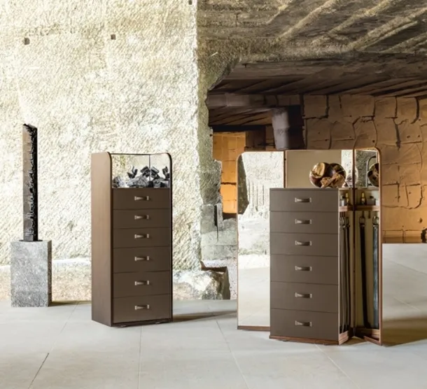 Cassettiera Giano in rovere termotrattato con cassetti rivestiti in cuoio di Alivar