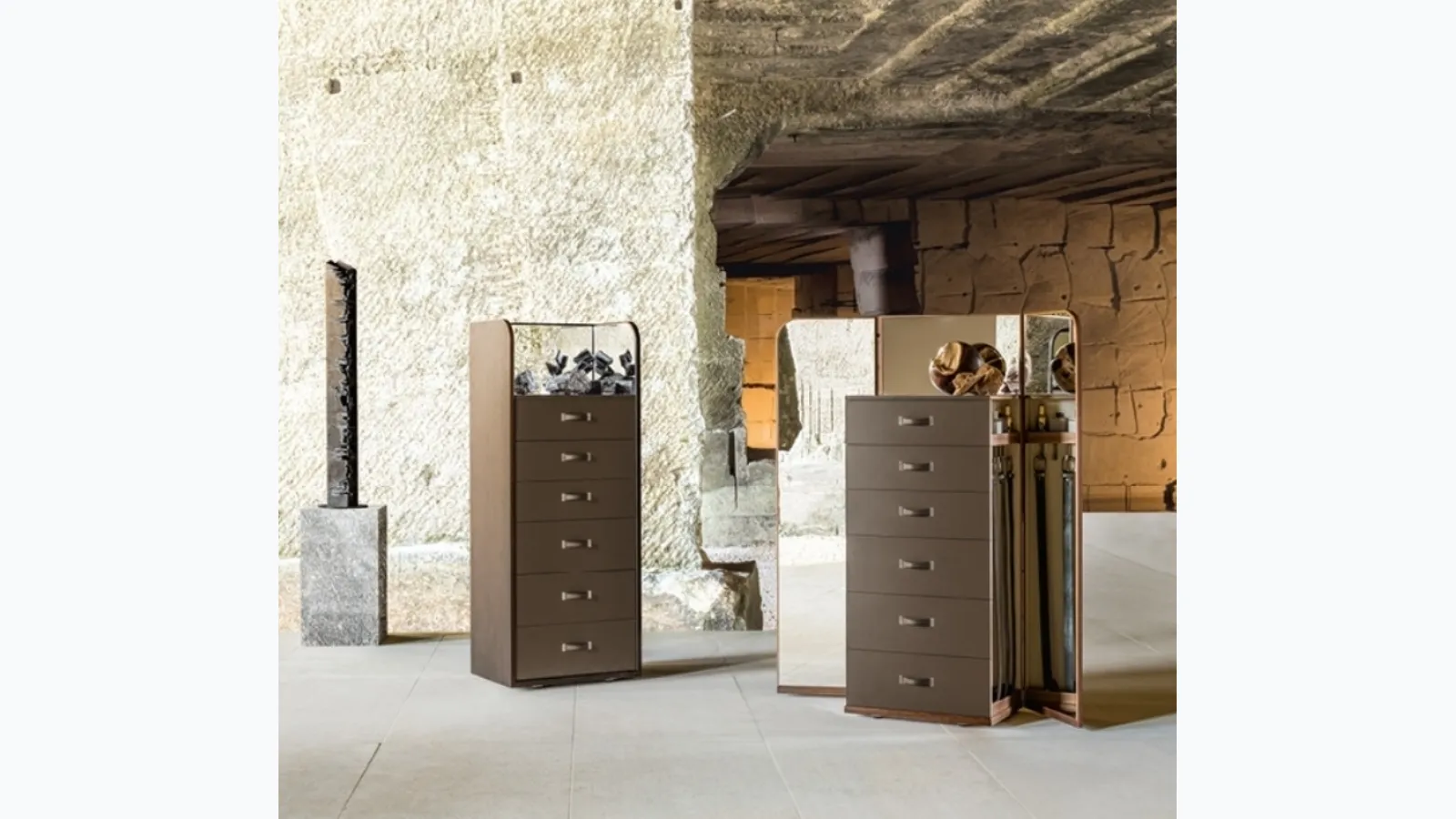 Cassettiera Giano in rovere termotrattato con cassetti rivestiti in cuoio di Alivar