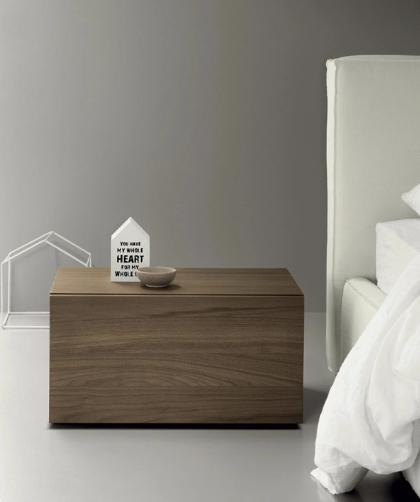 Comodino in noce All Night di Kristalia