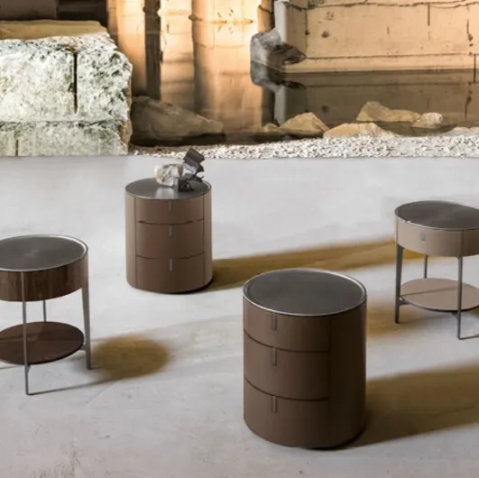 Comodino Round rivestito in cuoio con piano in acciaio di Alivardi Alivar