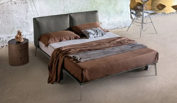 Letto con testiera in pelle imbottita Papillon di Alivar