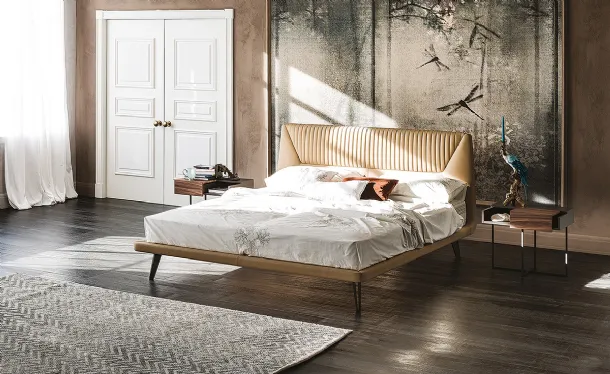 Letto con testiera sagomata imbottita e rivestita in ecopelle Amadeus di Cattelan Italia