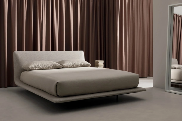 Letto di design Legri in tessuto imbottito di Kristalia