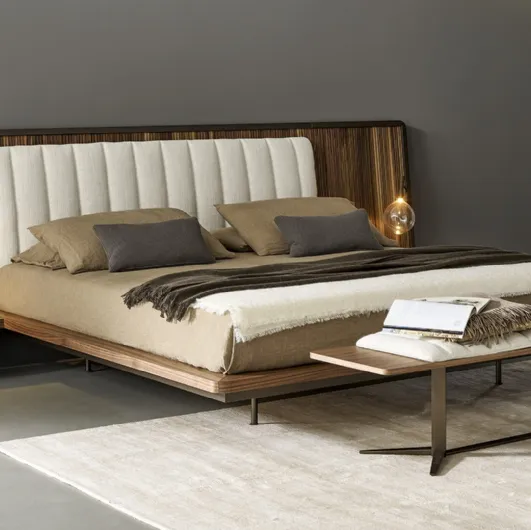 Letto con grande testiera in legno e una più piccola in tessuto imbottito e trapuntato Nelson Bed di Bonaldo