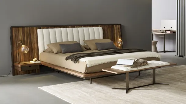 Letto con grande testiera in legno e una più piccola in tessuto imbottito e trapuntato Nelson Bed di Bonaldo