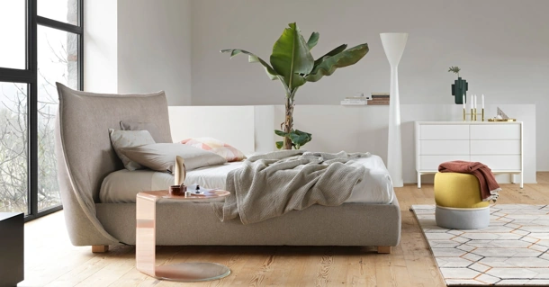 Letto in tessuto Softly con testiera morbida di Calligaris