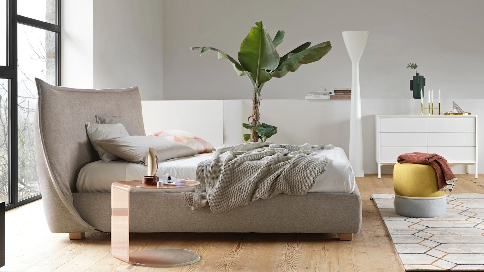 Letto in tessuto Softly con testiera morbida di Calligaris