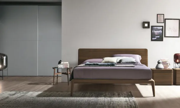 Letto Prado con testata in legno rovere termocotto di Tomasella